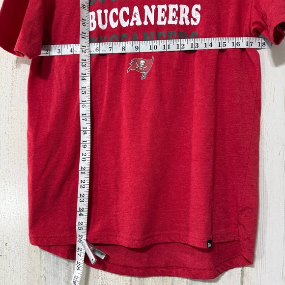 Tampa Bay Buccaneers NFL Women’s Short Sleeve Tee Cutout - Picture 4 of 9